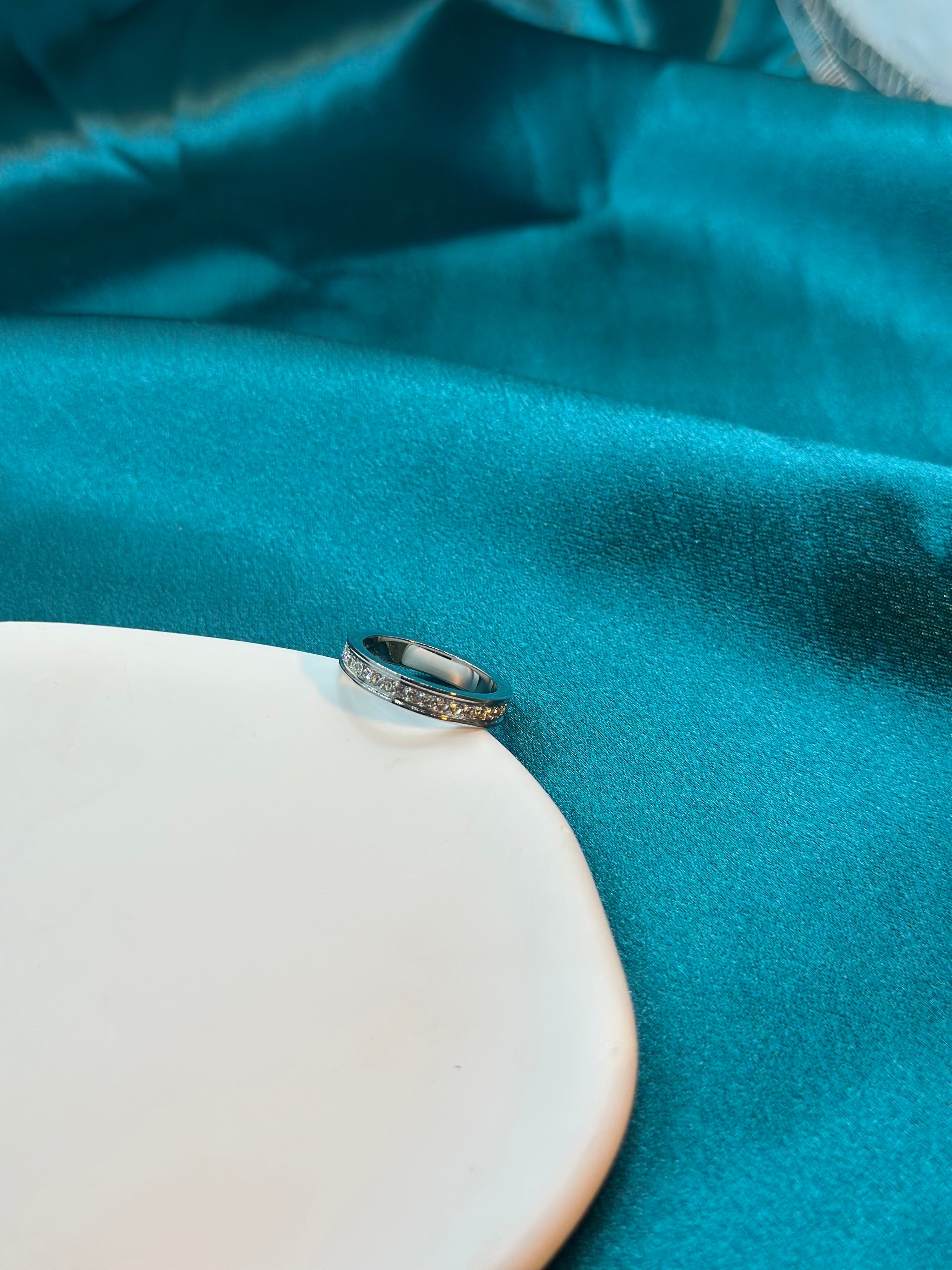 Sole Band Ring
